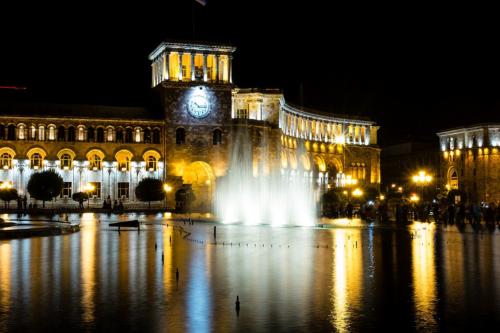 Wasserspiele am 1. Mai in Jerewan, Platz der Republik