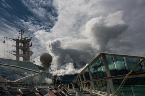 Wolken über der Jewel of the Seas in Skagway