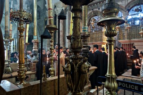 Armenischer Gottesdienst vor dem Heiligen Grab