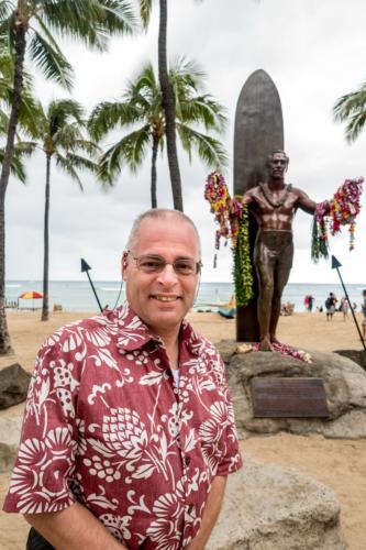Oahu, Honolulu, der Autor vor der Statue von Duke Kahanamoku
