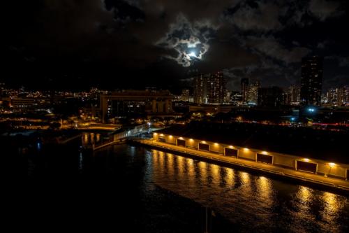 Oahu, Ausfahrt aus Honolulu bei Nacht