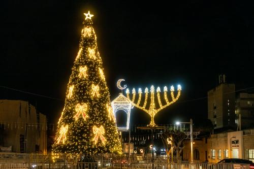 Haifa. Weihnachts- und Hanukkha-Dekoration