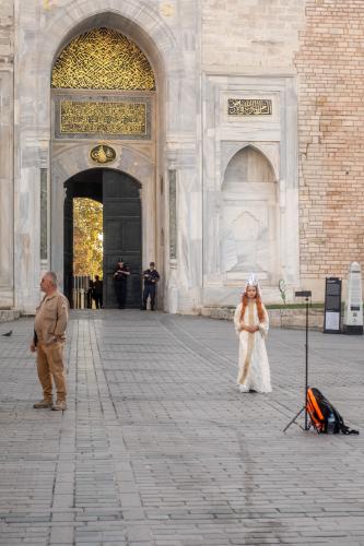 Influencerin vor dem Topkapi-Palast