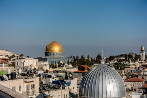 Felsendom und Al-Aqsa-Moschee (rechts). Im Vordergrund die armenisch-katholische Kirche