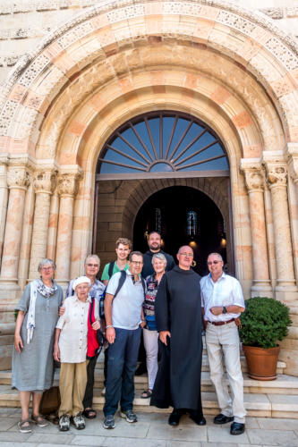 Die Reisegruppe vor der Dormitio-Abtei auf dem Zionsberg mit Pater Elias und Pater Nikodemus (hinten)