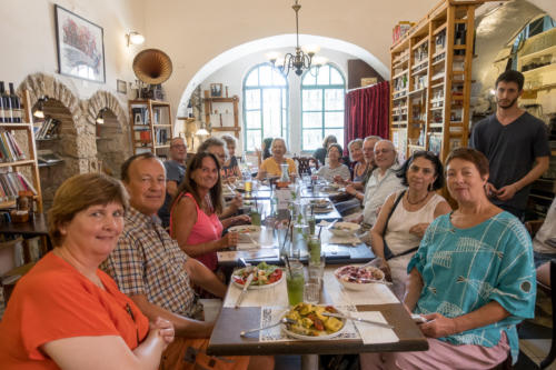 Jerusalem - Die Gruppe im Restaurant Tmol Shilshom