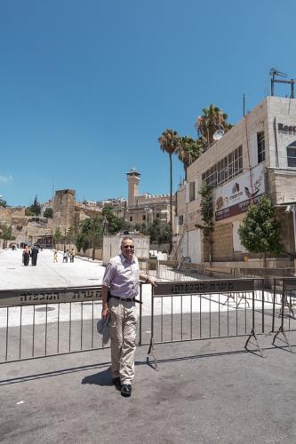 Hebron: Der Autor vor der Abraham-Moschee