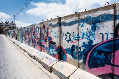 Hebron: Sicht- und Beschuss-Schutz mit Graffiti