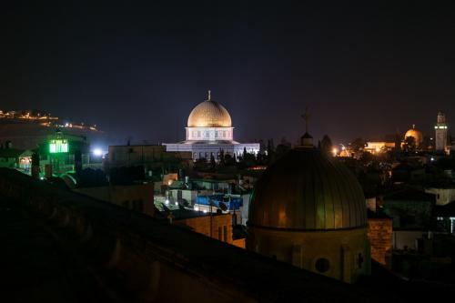Felsendom bei Nacht (im Hintergrund rechts die Al-Aqsa-Moschee)