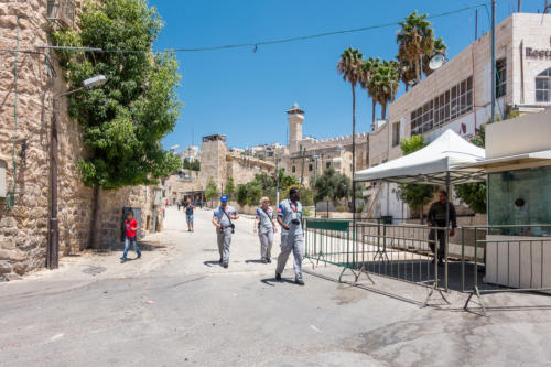 Hebron, Gruppe der Temporary International Presence in Hebron vor dem Grab der Patriarchen