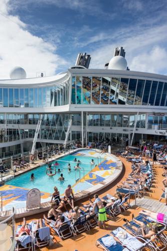 Allure of the Seas: Pool und Viking Crown Lounge (Deck 17)