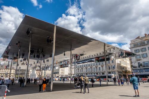 Marseille: Spiegel von Norman Foster am Hafen