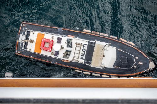 MSC World Europa: Lotsenboot in Neapel