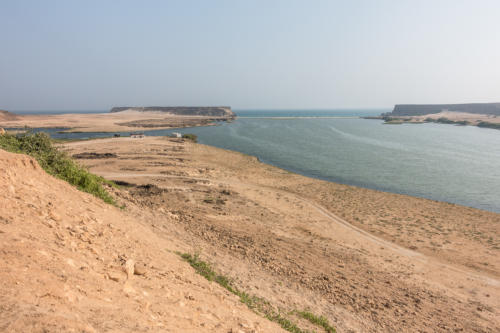 Antiker Hafen von Sumharam mit Lagune