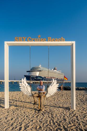 Sir Bani Yas: Der Autor vor der Mein Schiff 4