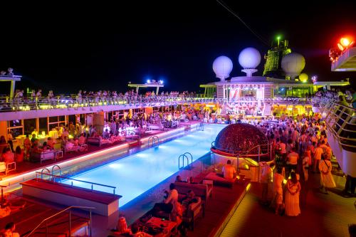 Mein Schiff 4: White Pool Party