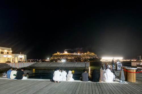 Doha: Männer die auf Schiffe starren