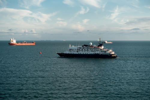 QM2 - Kreuzfahrtschiff Hebridean Sky bei Southampton