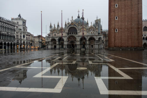 Ein wenig Acqua alta vor der Basilica San Marco