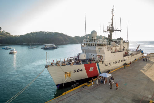 Mexiko, Huatulco: Hafen mit Schiff der US-Küstenwache