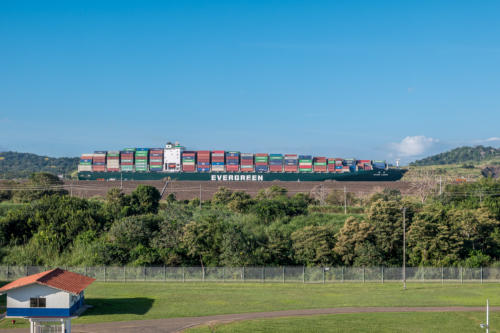 Panamakanal: Containerschiff in der neuen Schleuse